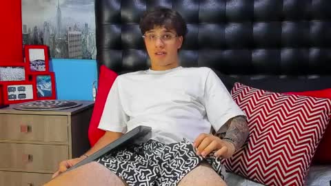 Snapshot of manuelr77 chatting on 04/06/26, 10:33 Manuel online show from 04/06/26, 10:33