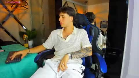 Snapshot of manuelr77 chatting on 04/18/26, 05:00 Manuel online show from 04/18/26, 05:00