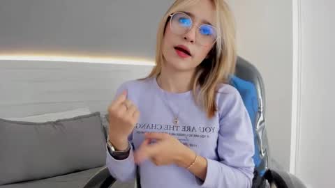 mara_33 online show from 12/13/25, 08:25