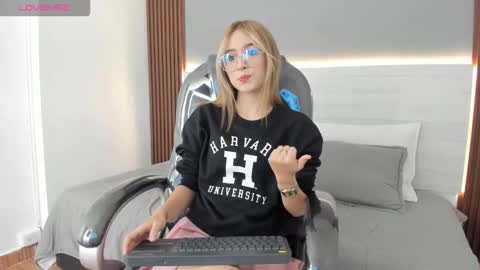 mara_33 online show from 12/18/25, 08:04