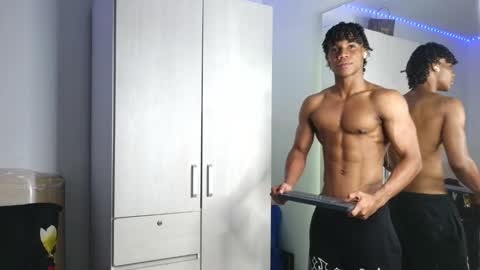 Snapshot of marcelo_dosantos77 chatting on 09/30/25, 01:43 MARCELO online show from 09/30/25, 01:43