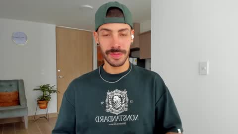 Snapshot of marco_tahani_ chatting on 12/25/24, 02:13 Marco IG marco tahani online show from 12/25/24, 02:13