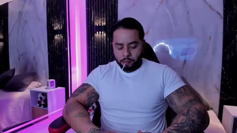 Snapshot of marcus_fit1 chatting on 10/14/25, 01:17 Marcus online show from 10/14/25, 01:17