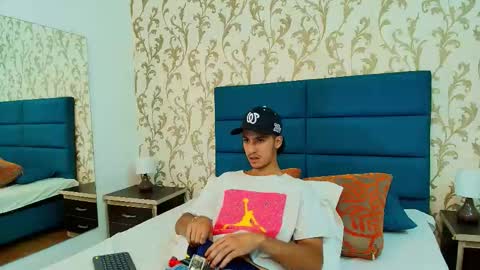 Snapshot of marcus_jeron chatting on 09/25/25, 03:32 marcus_jeron online show from 09/25/25, 03:32