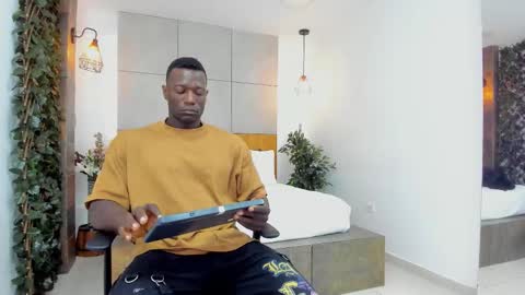 Snapshot of marcusblack_ chatting on 12/17/25, 12:33 Marcusssss online show from 12/17/25, 12:33