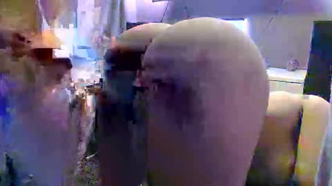 Snapshot of mareeng chatting on 10/21/25, 07:42 mareeng online show from 10/21/25, 07:42