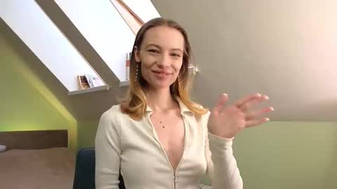 Snapshot of margareata chatting on 10/07/25, 07:05  - Alisa online show from 10/07/25, 07:05