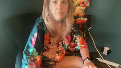 Elle online show from 10/22/25, 03:34