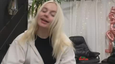 Snapshot of margot_robbie7 chatting on 02/14/25, 03:00 margot_robbie7 online show from 02/14/25, 03:00