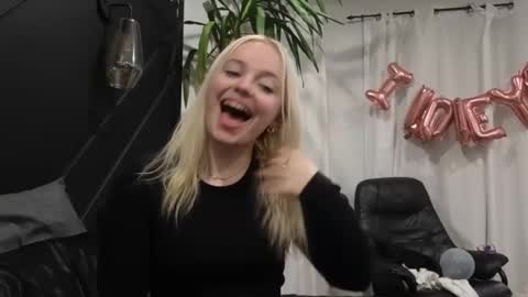 Snapshot of margot_robbie7 chatting on 02/16/25, 02:31 margot_robbie7 online show from 02/16/25, 02:31