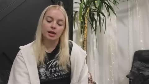 Snapshot of margot_robbie7 chatting on 02/17/25, 01:15 margot_robbie7 online show from 02/17/25, 01:15