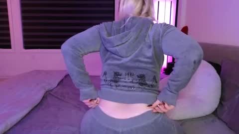 Snapshot of margot_robbie7 chatting on 10/16/25, 11:28 margot_robbie7 online show from 10/16/25, 11:28