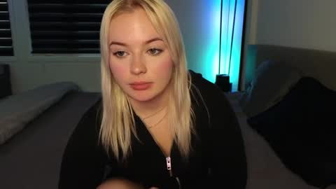 Snapshot of margot_robbie7 chatting on 10/23/25, 10:19 margot_robbie7 online show from 10/23/25, 10:19