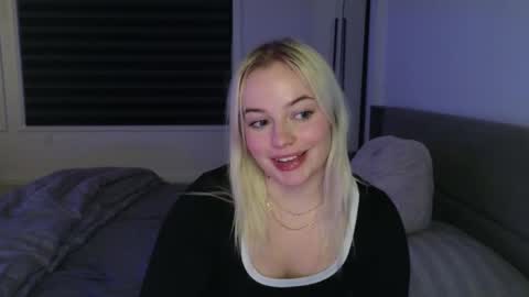 Snapshot of margot_robbie7 chatting on 11/19/25, 12:32 margot_robbie7 online show from 11/19/25, 12:32