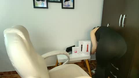 Snapshot of mariaan_m chatting on 04/21/26, 10:45 Leidy online show from 04/21/26, 10:45