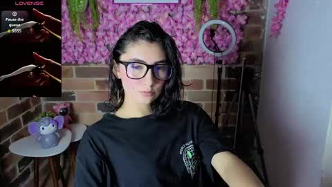 Snapshot of mariagh_ chatting on 04/22/26, 12:02 Maria online show from 04/22/26, 12:02