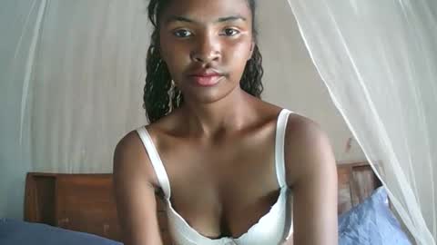 Snapshot of mariah586 chatting on 11/19/25, 05:29 Maria online show from 11/19/25, 05:29