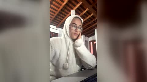 mariam_arango online show from 04/17/26, 04:48