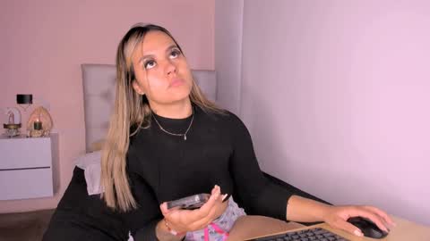 Snapshot of mariana__roe chatting on 12/25/24, 01:41 Mariana Roe online show from 12/25/24, 01:41