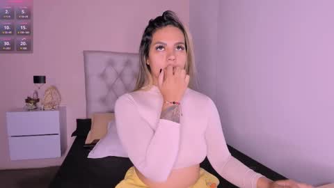 Snapshot of mariana__roe chatting on 02/25/25, 10:15 Mariana Roe online show from 02/25/25, 10:15