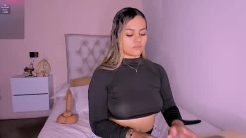 Snapshot of mariana__roe chatting on 03/06/25, 07:25 Mariana Roe online show from 03/06/25, 07:25