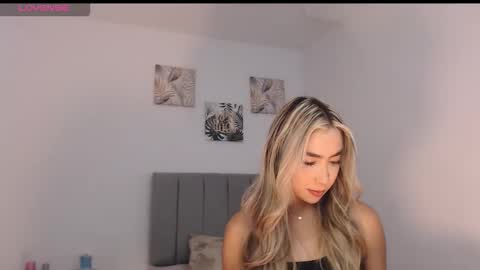 Snapshot of mariana_es chatting on 03/15/26, 05:19 Mariana online show from 03/15/26, 05:19