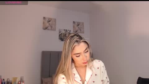 Snapshot of mariana_es chatting on 03/18/26, 02:47 Mariana online show from 03/18/26, 02:47