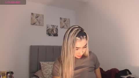 Snapshot of mariana_es chatting on 03/25/26, 01:55 Mariana online show from 03/25/26, 01:55