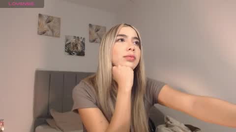 Snapshot of mariana_es chatting on 04/14/26, 11:44 Mariana online show from 04/14/26, 11:44