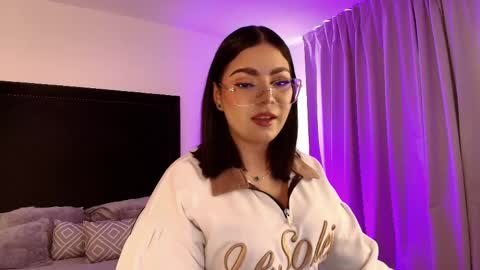 Snapshot of mariana_owen chatting on 05/15/26, 12:01 online show from 05/15/26, 12:01