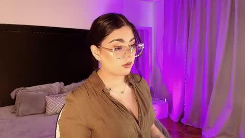 Snapshot of mariana_owen chatting on 05/21/26, 12:01 online show from 05/21/26, 12:01