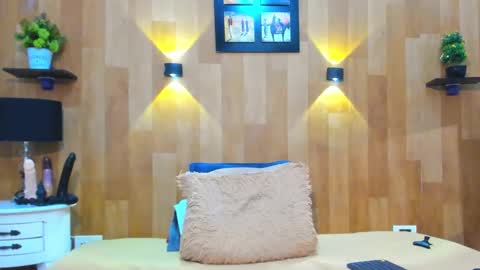 Snapshot of marianaa_aangel chatting on 02/18/25, 10:36 Mariana Angel online show from 02/18/25, 10:36