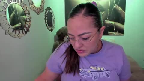 Snapshot of marianalopez81 chatting on 05/25/26, 12:49 Mariana Lopez online show from 05/25/26, 12:49