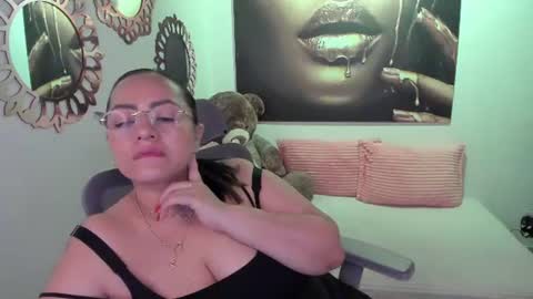 Snapshot of marianalopez81 chatting on 06/30/26, 12:06 Mariana Lopez online show from 06/30/26, 12:06