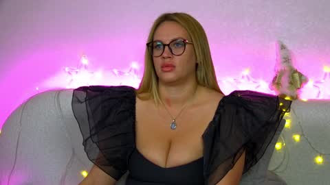 Snapshot of marianeumann chatting on 12/18/24, 08:09 Maria online show from 12/18/24, 08:09
