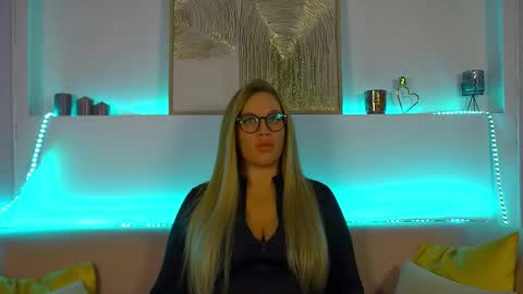 Snapshot of marianeumann chatting on 02/19/25, 12:55 Maria online show from 02/19/25, 12:55