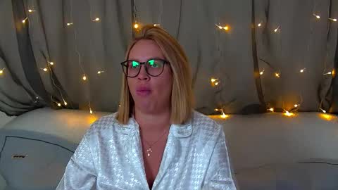 Snapshot of marianeumann chatting on 10/26/25, 06:25 Maria online show from 10/26/25, 06:25