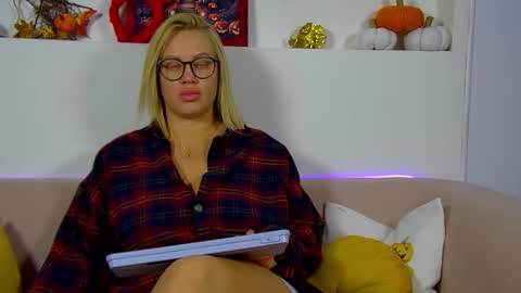 Snapshot of marianeumann chatting on 11/02/25, 06:21 Maria online show from 11/02/25, 06:21