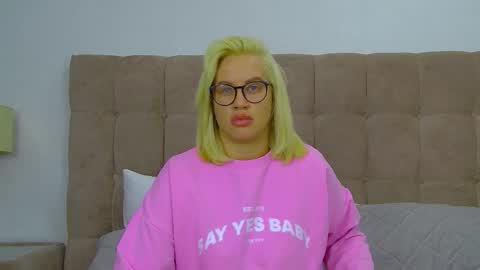 Snapshot of marianeumann chatting on 01/18/26, 06:23 Maria online show from 01/18/26, 06:23