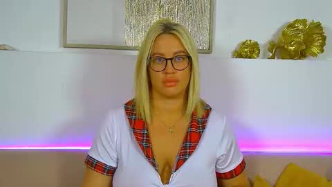 Snapshot of marianeumann chatting on 03/05/26, 07:10 Maria online show from 03/05/26, 07:10