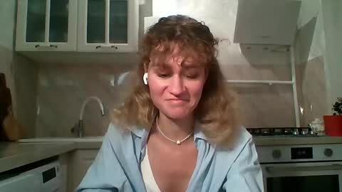 Snapshot of maribethgawrych chatting on 03/13/26, 06:14 Elianor online show from 03/13/26, 06:14
