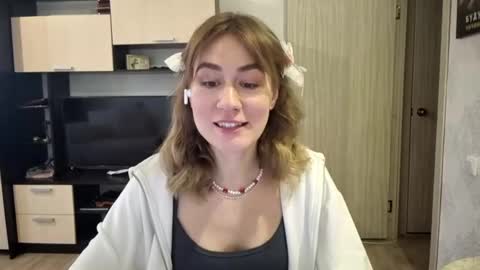 Snapshot of maribethgawrych chatting on 04/08/26, 08:36 Elianor online show from 04/08/26, 08:36