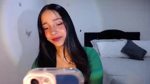 Snapshot of marie_daved chatting on 09/24/25, 04:05 Nicolle online show from 09/24/25, 04:05