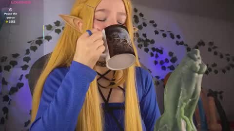 Snapshot of mariel_a_gold chatting on 10/07/25, 05:37 Mariel Gold online show from 10/07/25, 05:37