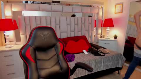 Snapshot of mariiahneedles chatting on 02/14/25, 01:13 mariiahneedles online show from 02/14/25, 01:13