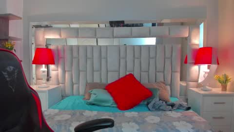 Snapshot of mariiahneedles chatting on 10/17/25, 01:20 mariiahneedles online show from 10/17/25, 01:20