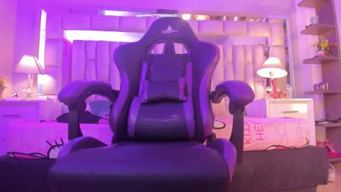 Snapshot of mariiahneedles chatting on 03/28/26, 02:55 mariiahneedles online show from 03/28/26, 02:55