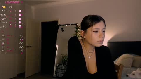 Snapshot of mariique chatting on 12/17/24, 02:55 Mari online show from 12/17/24, 02:55