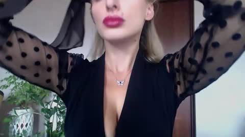 Snapshot of marilyndevilish chatting on 10/16/25, 07:31 MarilynDevilish online show from 10/16/25, 07:31