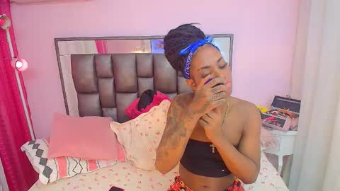 Snapshot of mariposahorny chatting on 10/26/25, 01:50 Nathaly online show from 10/26/25, 01:50